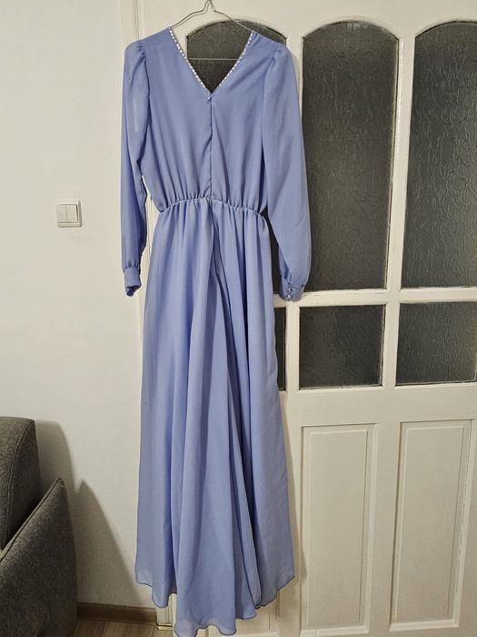 Vând rochie lunga eleganta din voal, cu detalii în zona decolteului