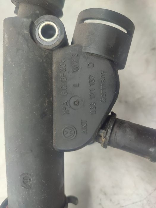 Carcasa termostat 1.9 tdi AXR ATD BEW BKC BXE 038121132d Volkswagen V