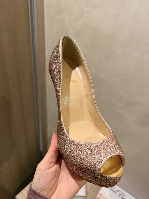 Елегантни обувки на ток LV