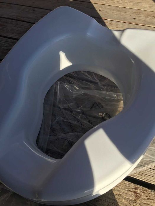 Повдигната тоалетна седалка