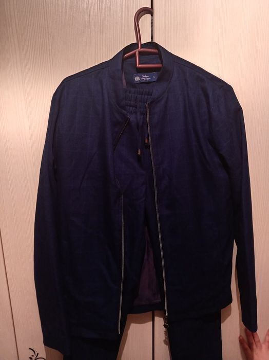 Костюм за пол цены и рубашка в бонус.