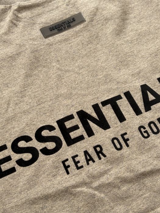 Тениска Fear of God ESSENTIALS - сив цвят