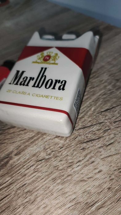 Scrumiera tip pachet tigari marlboro