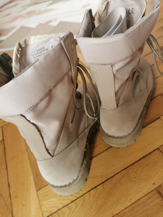 Vând bocanci militari