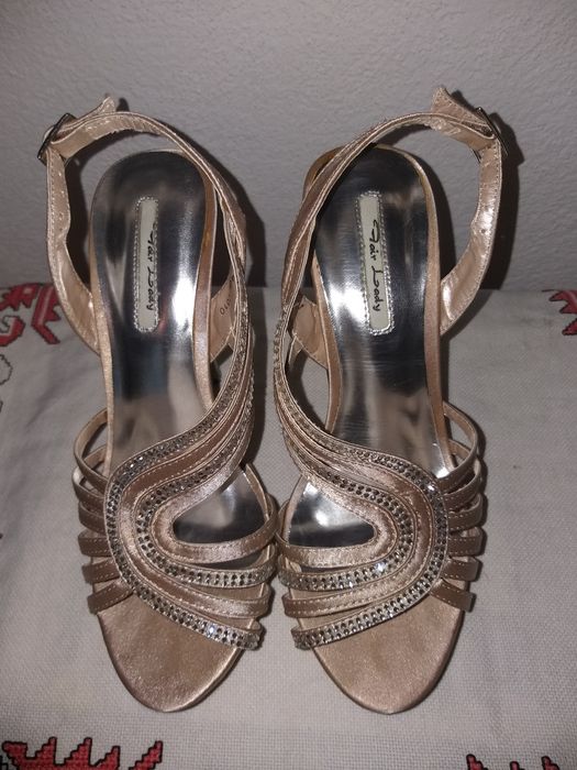 Обувки на ток сатен