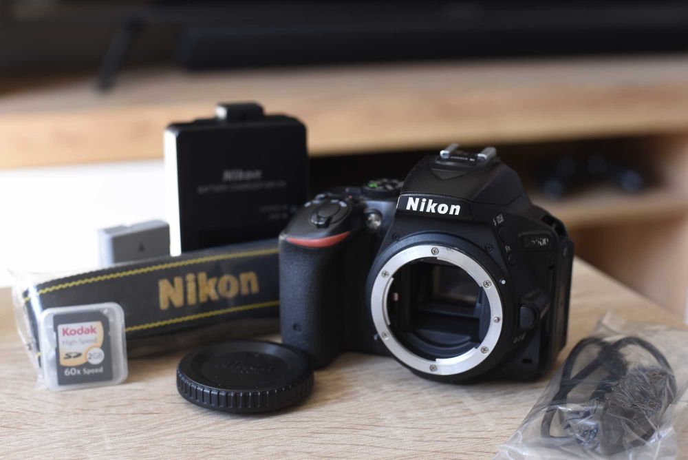 Nikon D5500 Body | 24.2 MP | 29.087 cadre | Baterie + Încărcător + Card