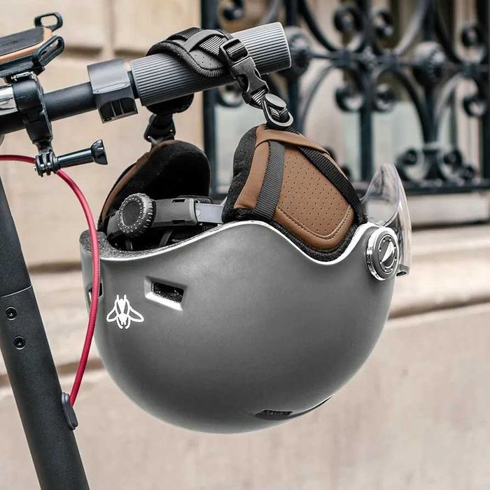 Чисто нова размер L CASR Style Каска за велосипеди и ел. тротинетки...