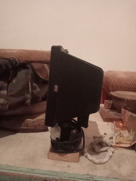 Assalomu alaykum projektor sotiladi fklyuchateli ham bor.