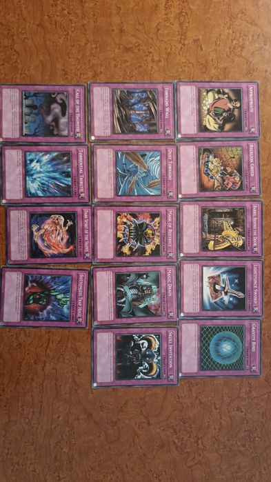 Vând cărți de  colectie yu-gi-oh