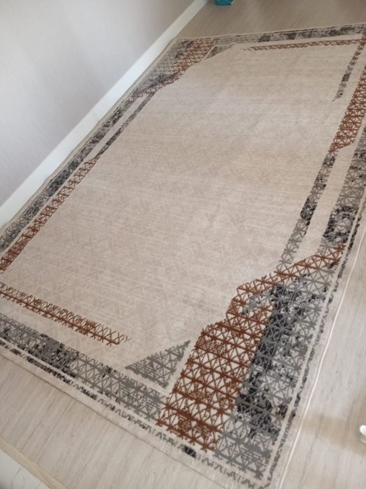 Продам ковер почти новый