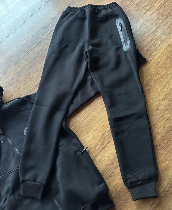 Мъжки,ватиран,черен екип Nike с активен,заден джоб на долнището