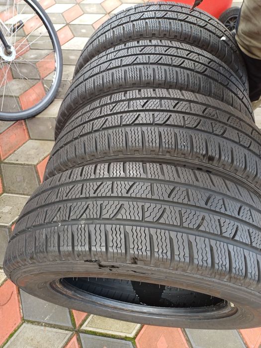 Vând 4 anvelope de iarna 215 65 r16c PIRELLI aproape noi