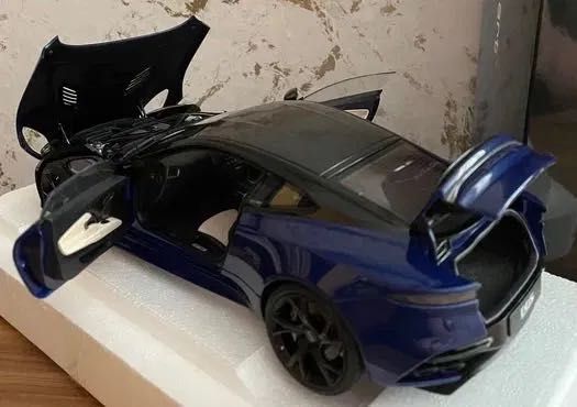 Aston Martin DBS Superleggera AUTOart M1:18 Сапфирено синьо.
