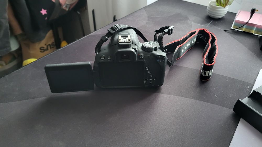 Aparat Foto DSLR Canon EOS 700D (Rebel T5i) + Obiectiv 18-55mm + Acce