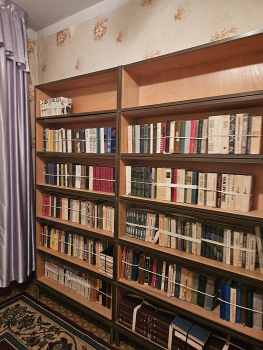 Книги вместо шкафом