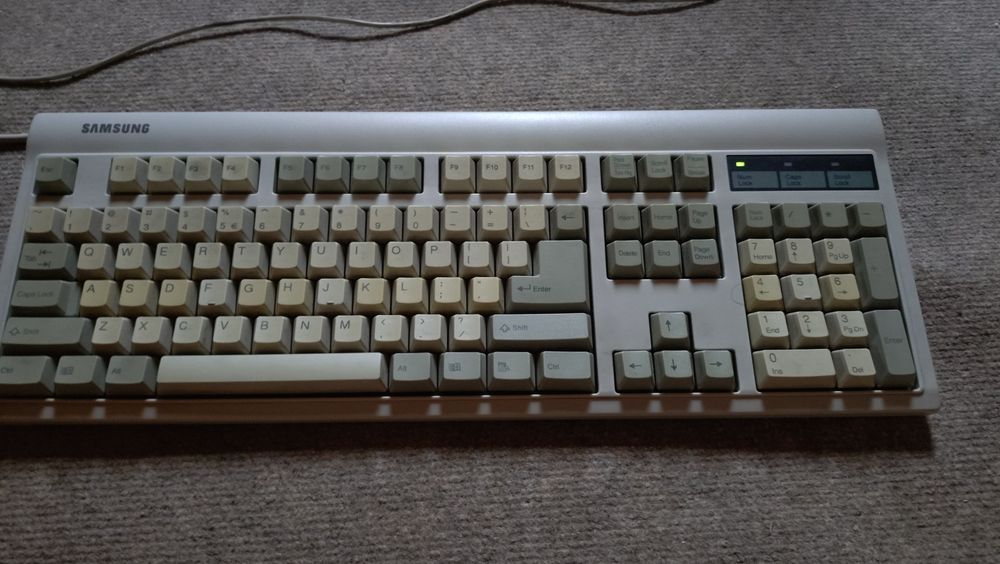 PC Retro Gaming – Pentium MMX 233MHz, Windows 98, Voodoo 3 – Complet cu tastatură, mouse și CD-uri – Perfect pentru jocuri clasice