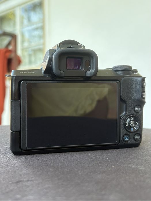 Canon EOS M50 + 2 обектива + 4 батерии + аксесоари
