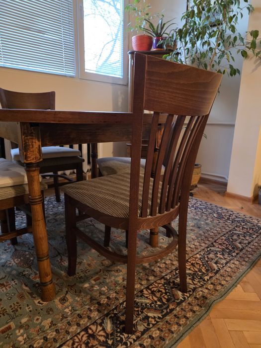 Продавам  разтегателна масивна трапезарна маса с 4 стола