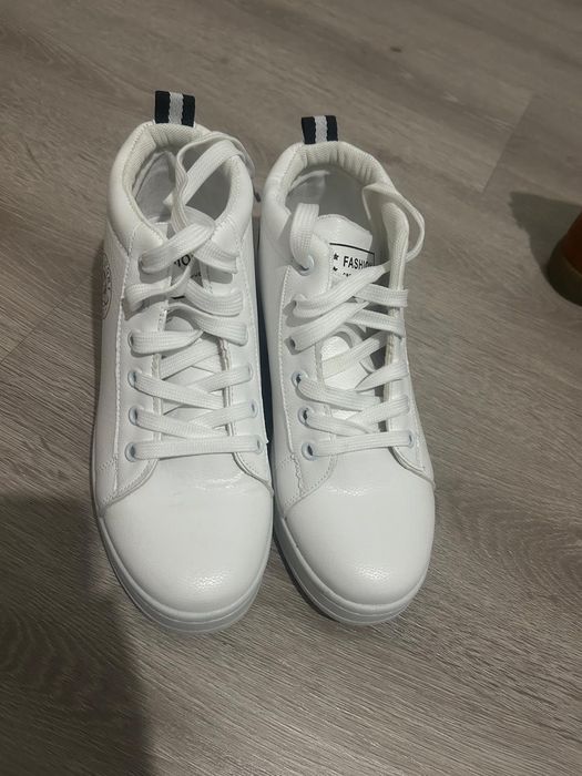 Продаются Женские обуви