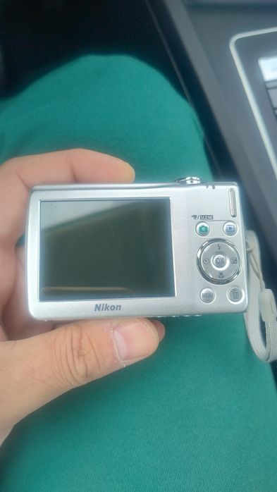 Aparat Foto Compact Nikon Coolpix S220 – Argintiu, Design Slim & Elegant