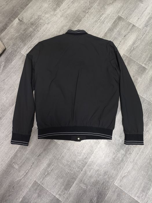 Продам бомбер Prada