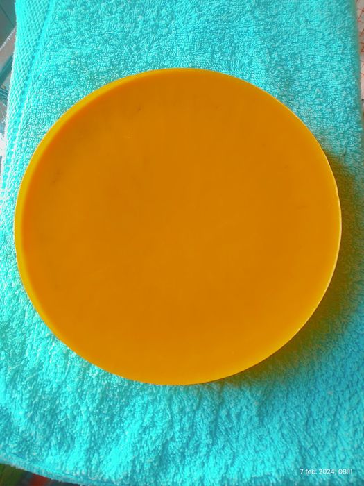 Vând 3 kg. ceară de albine naturală cu 120 lei