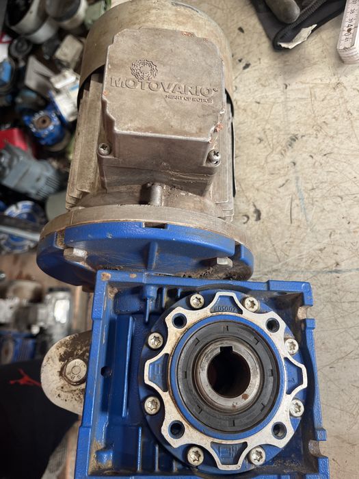 Motor electric de 0,37 kw cu reductor