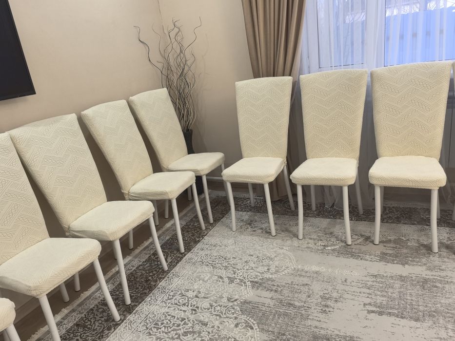 Стулья Хюрем с чехлами.