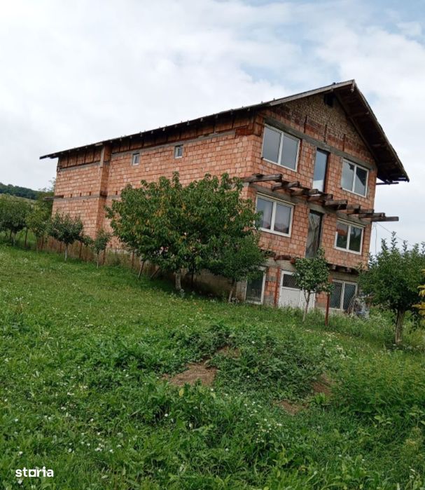 Doua case amplasate pe un teren de 1398 mp ,Porumbeni