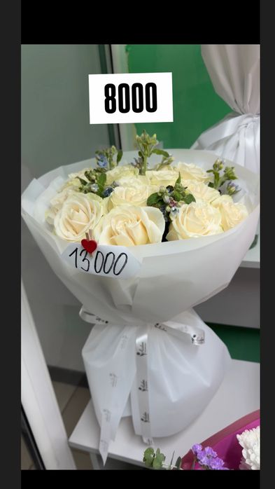 Букеты цветов, сумочки