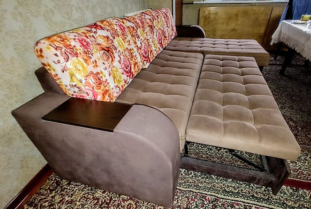 Продаю Деван угалок с кроватью.