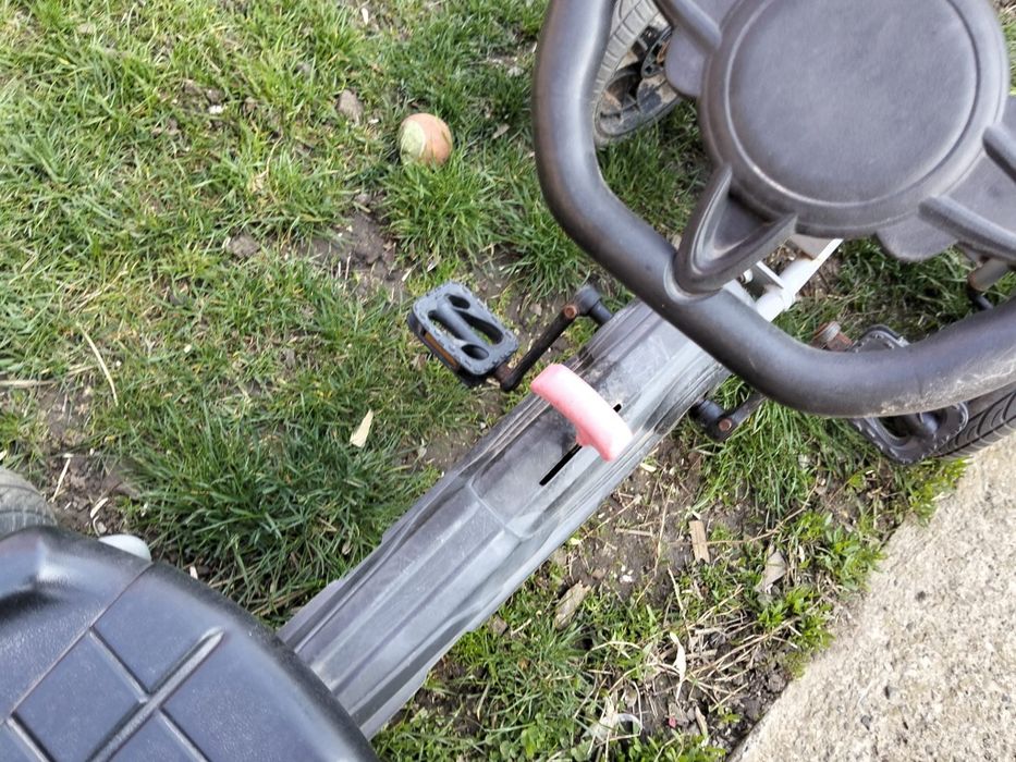 Kart cu pedale, pentru copii  cu greutate pana la 50 kg.