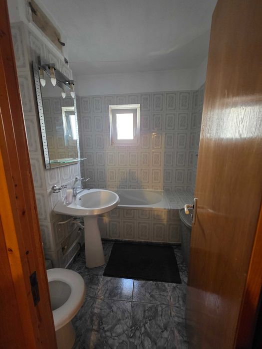 Inchiriez apartament cu 3 camere