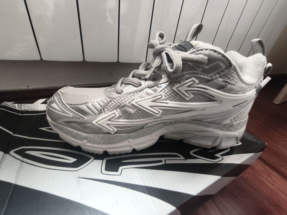 Кроссовки бренда Off-White, модель Be Right Back.