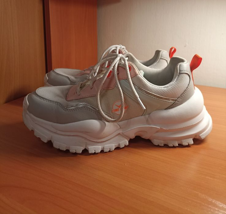 Кроссовки женские