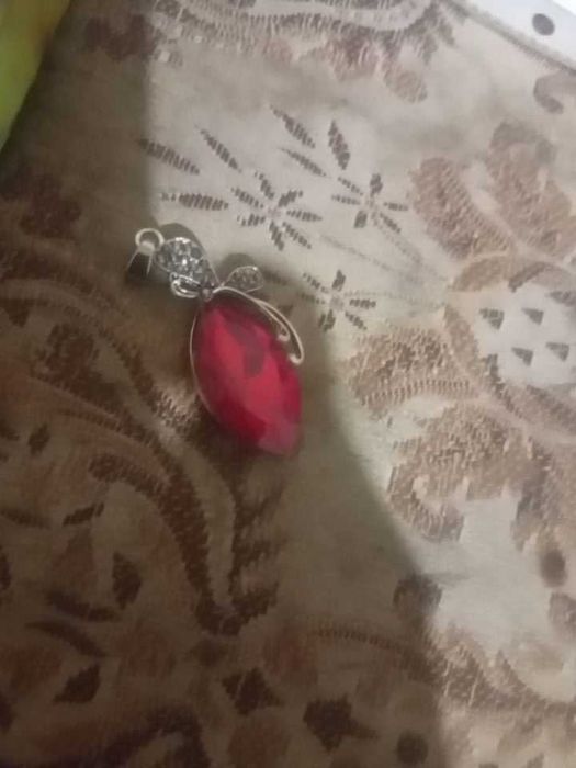 Vând metal ce seamănă cu rubinul