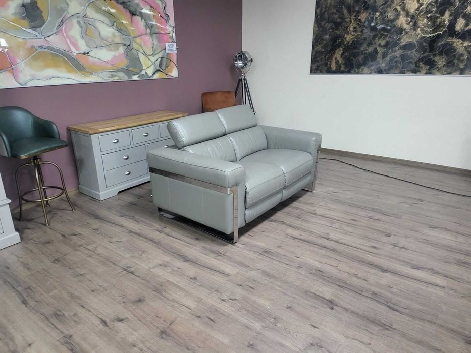 Сив кожен диван двойка Moreno с електрически релаксиращ механизъм