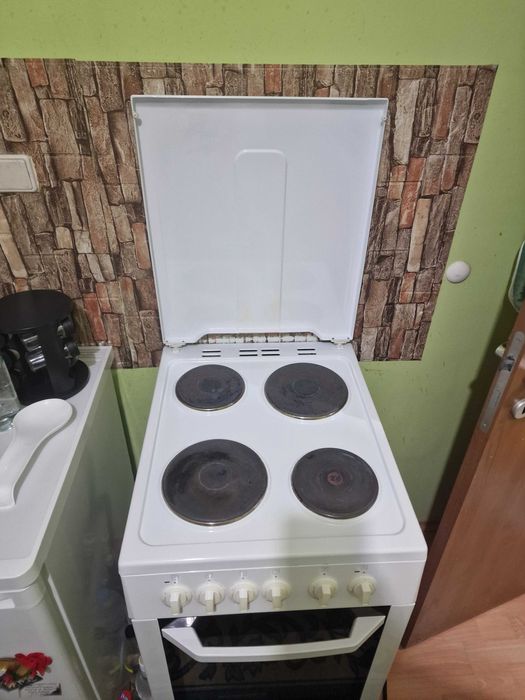 Хладилник Bosh и готварска печка Beko