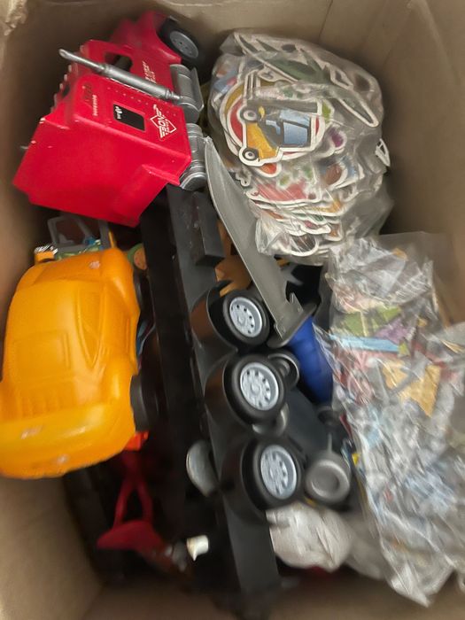 Продам игрушки три коробки