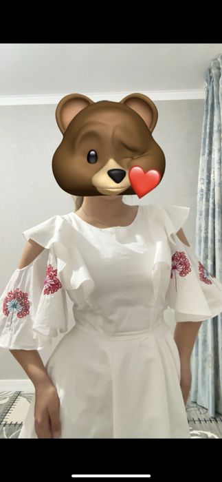 Белое платье с необычными рукавами