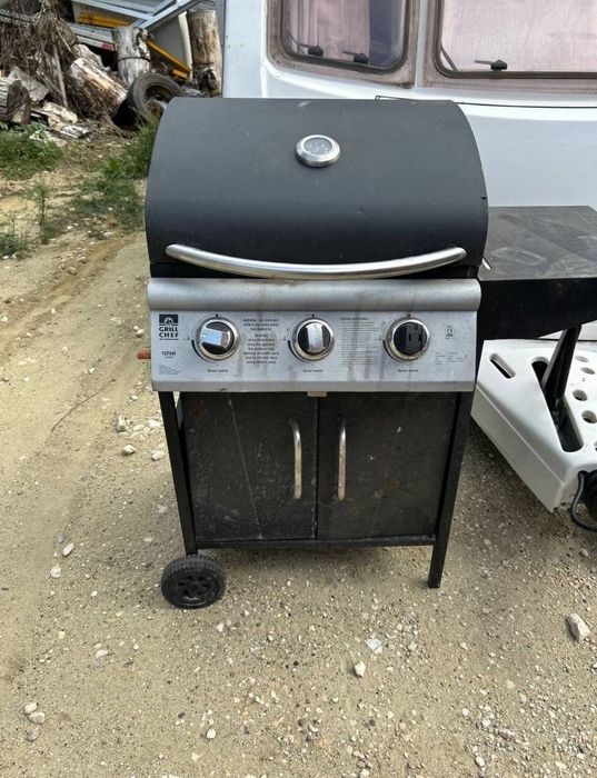 Инструмент за печене барбекю на газ  ползвано веднъж 3 горелки перфектно състояние