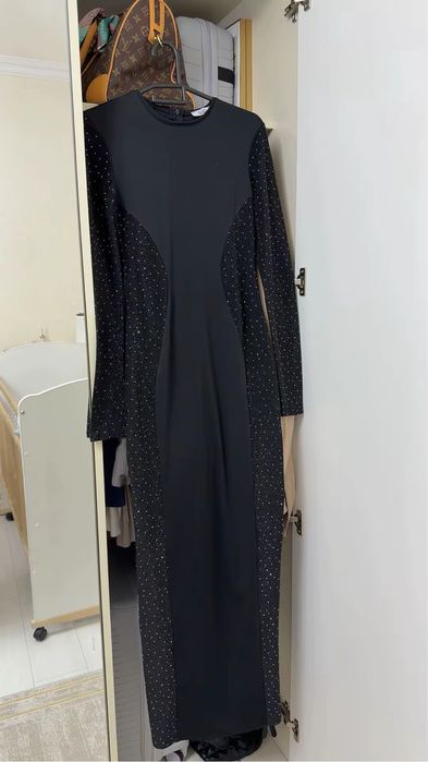 Киімдер сатылуда