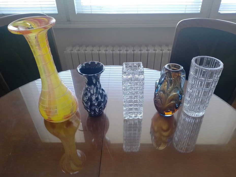 Четири различни вази (кафяво-синята не е налична)