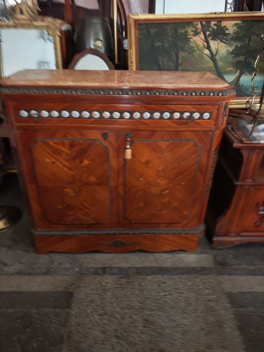 Антикварен бар шкаф