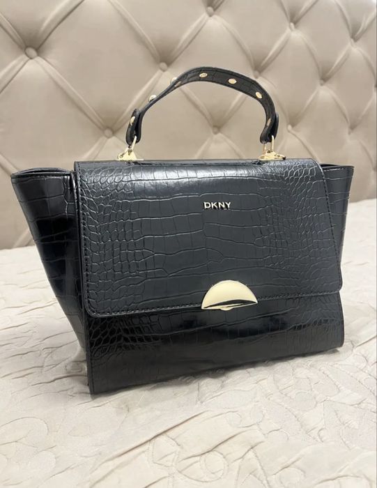 Дамската чанта DNKY