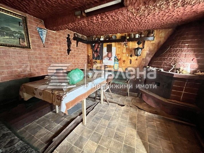 Самостоятелна къща с двор в с.Горица