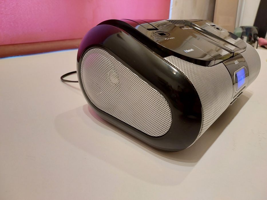 Radio AEG player stereo Cd/MP3/USB/AUX /charger. Stare foarte bună.