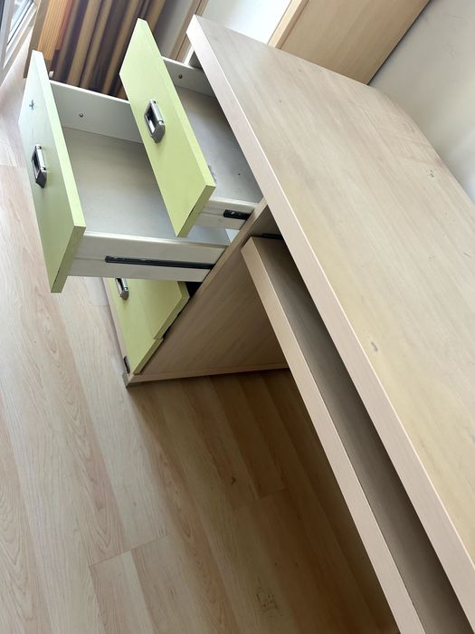 BIROU casa cu 3 SERTARE si spațiu generos pentru laptop si documente