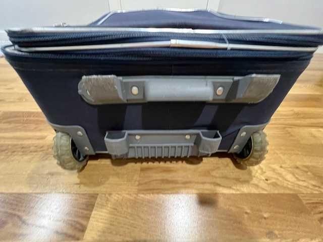 продам отличный удобный чемодан