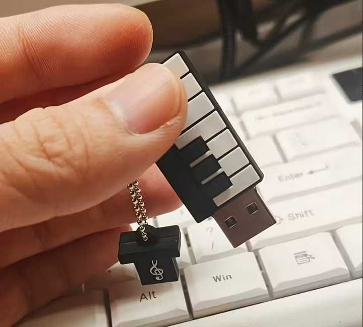 Flash Drive USB de 64 GB cu Design Cheie de Pian Negru și Alb